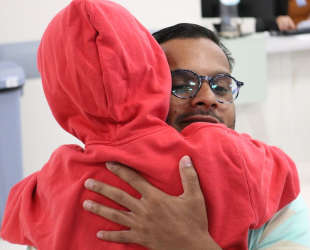 Volunt�rios de grupos de futebol fazem entrega de chocolates para pacientes do CHSL